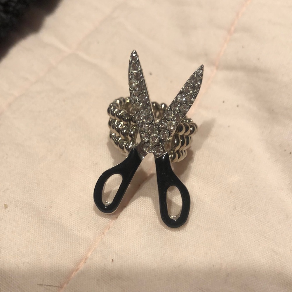 Stretchy scissor ring